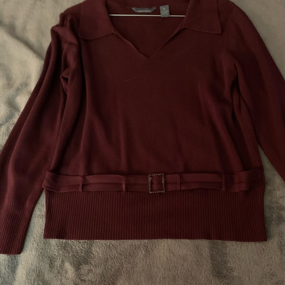 Maroon v-neck sweater with collar